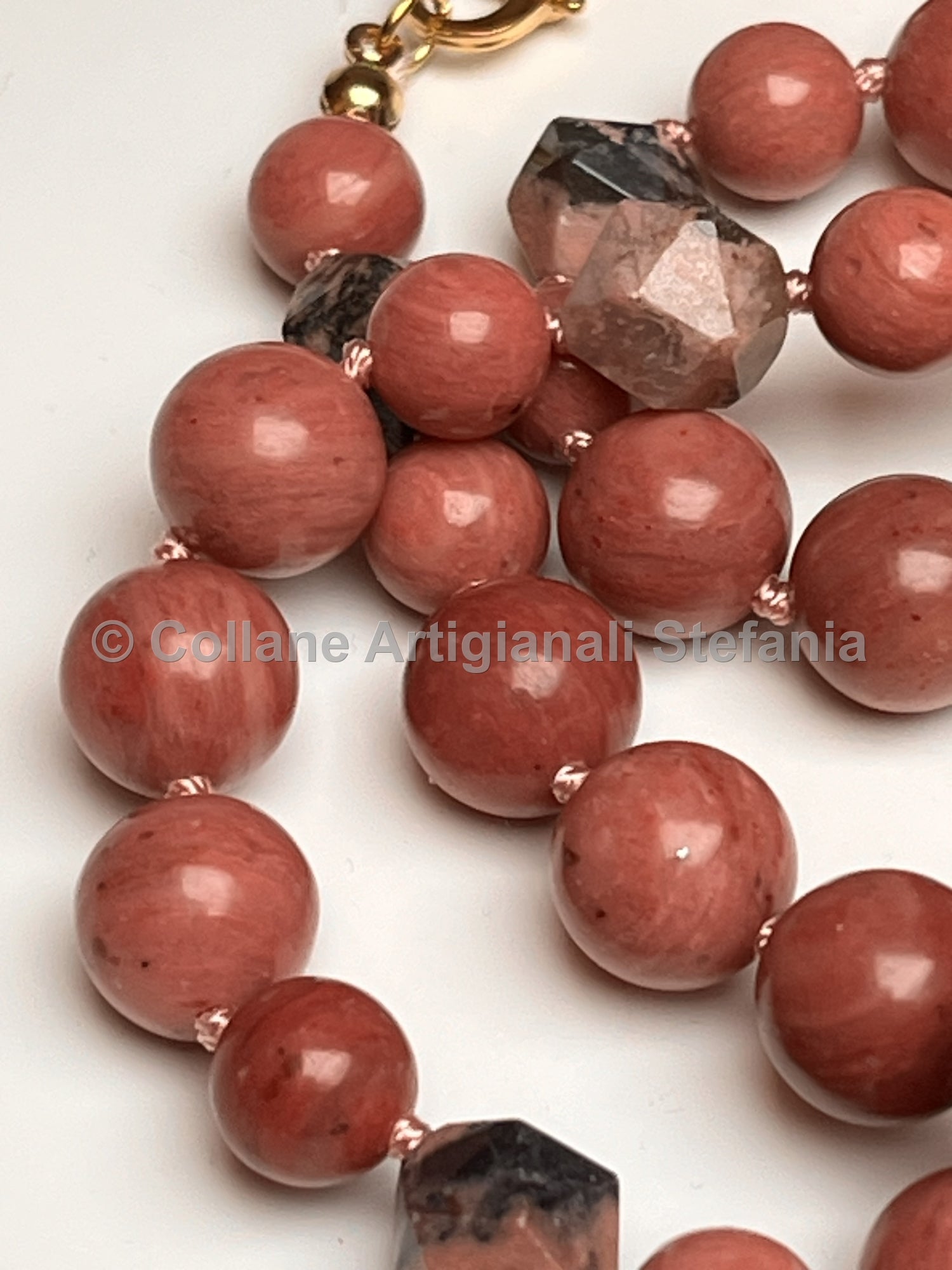 Collana e orecchini con pietre dure di Rodonite di qualità.
