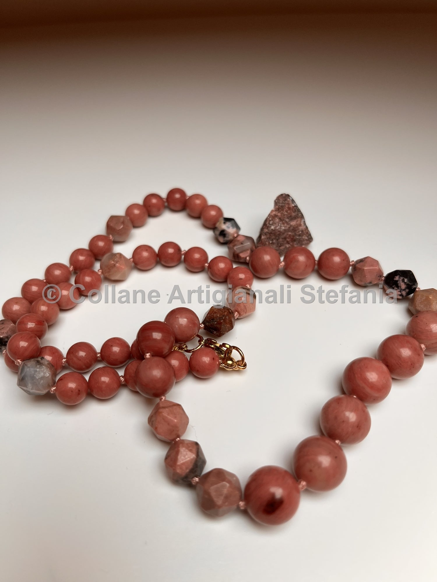 Collana e orecchini con pietre dure di Rodonite di qualità.