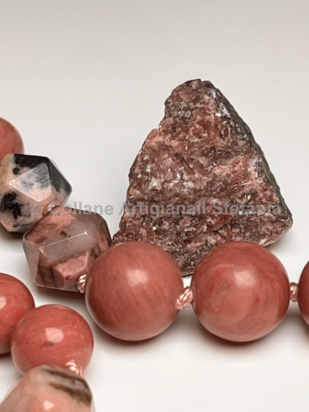Collana e orecchini con pietre dure di Rodonite di qualità.