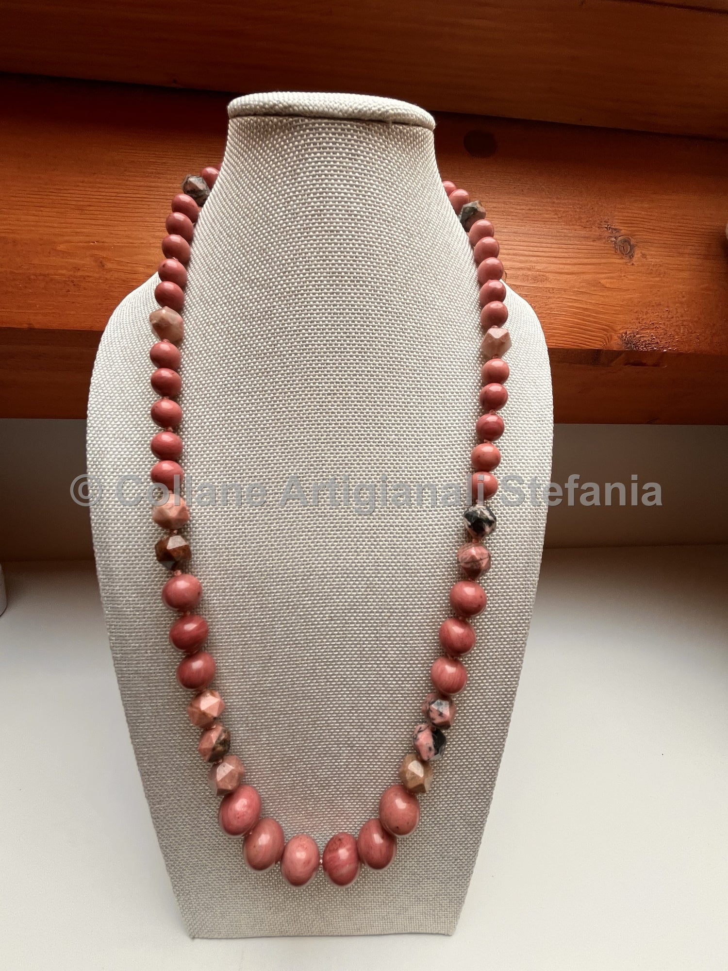 Collana e orecchini con pietre dure di Rodonite di qualità.