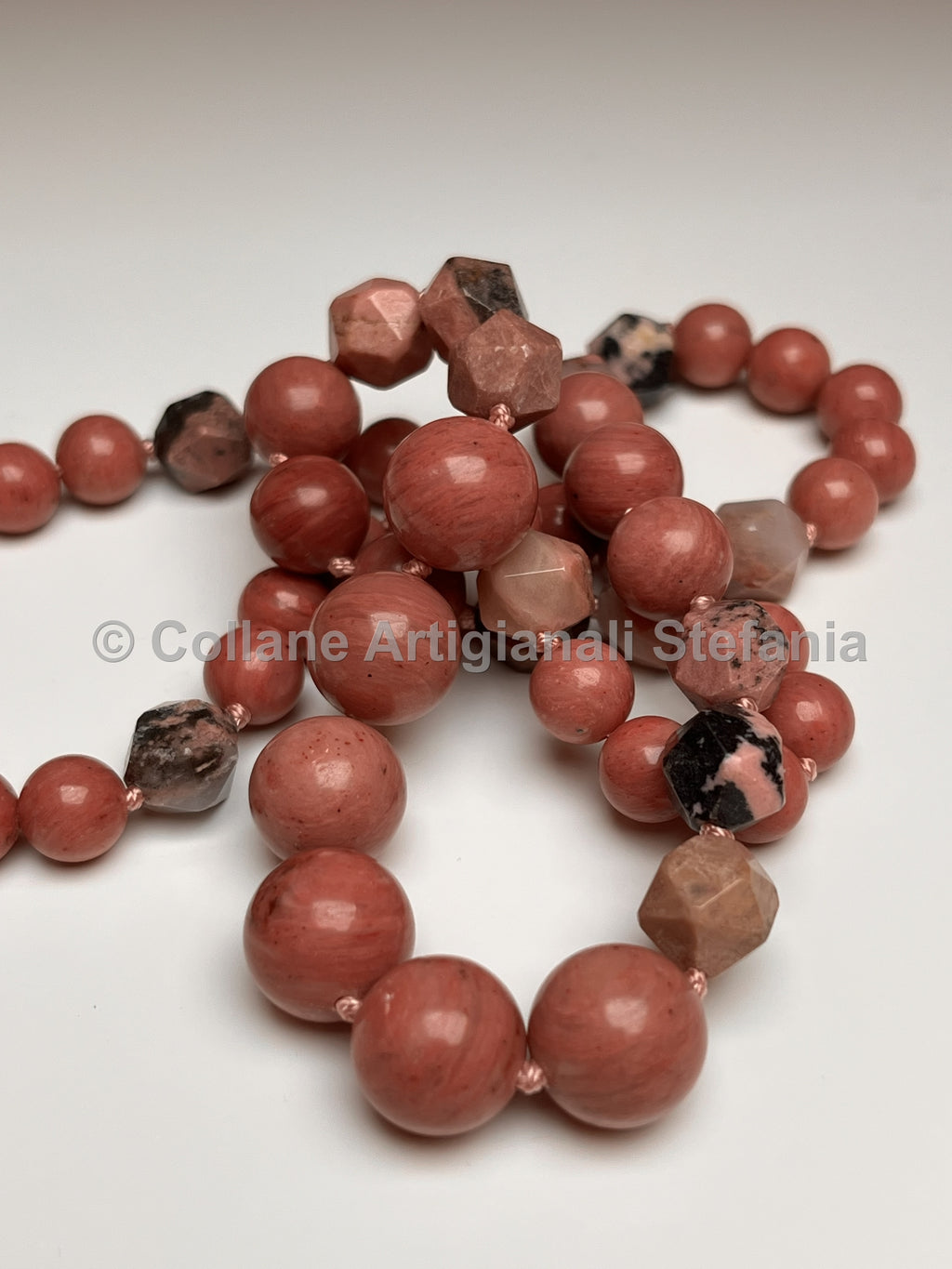 Collana e orecchini con pietre dure di Rodonite di qualità.