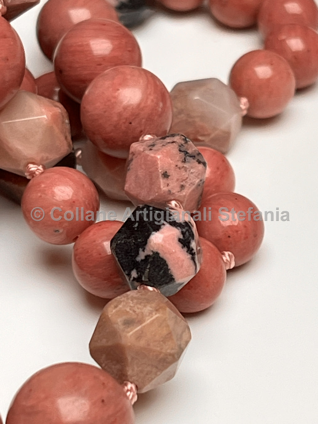 Collana e orecchini con pietre dure di Rodonite di qualità.