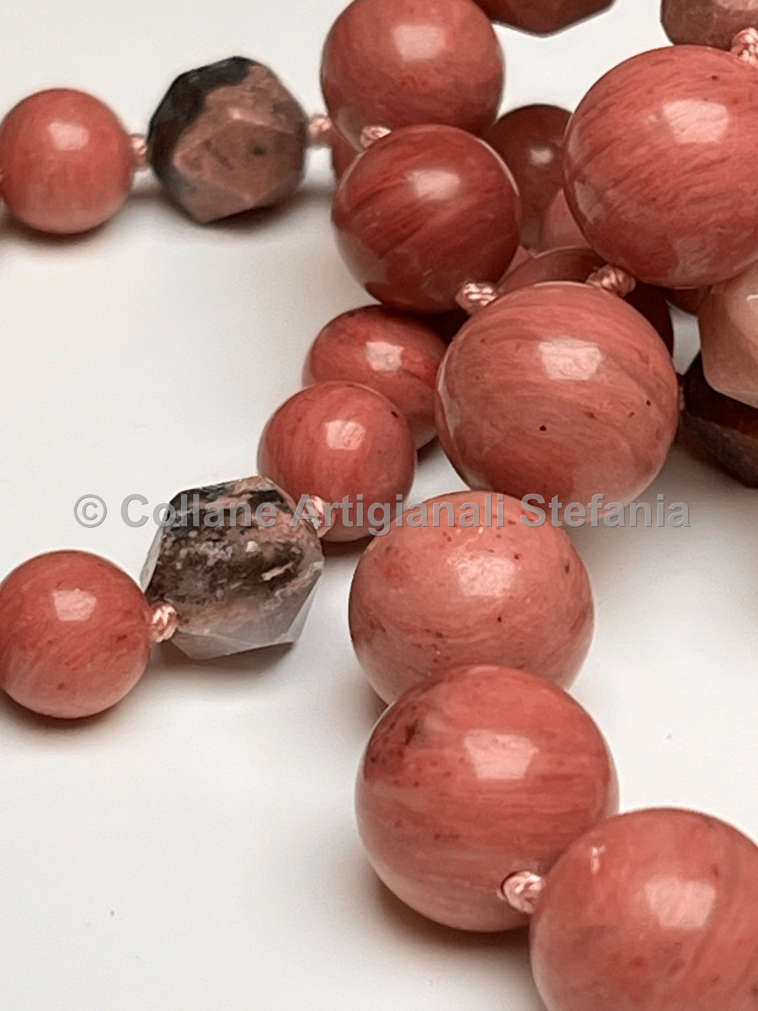 Collana e orecchini con pietre dure di Rodonite di qualità.