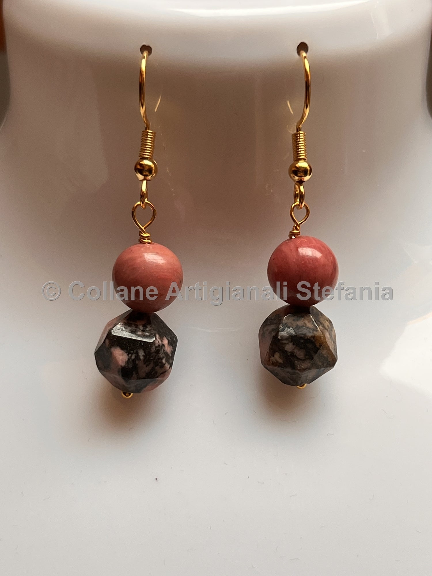 Collana e orecchini con pietre dure di Rodonite di qualità.