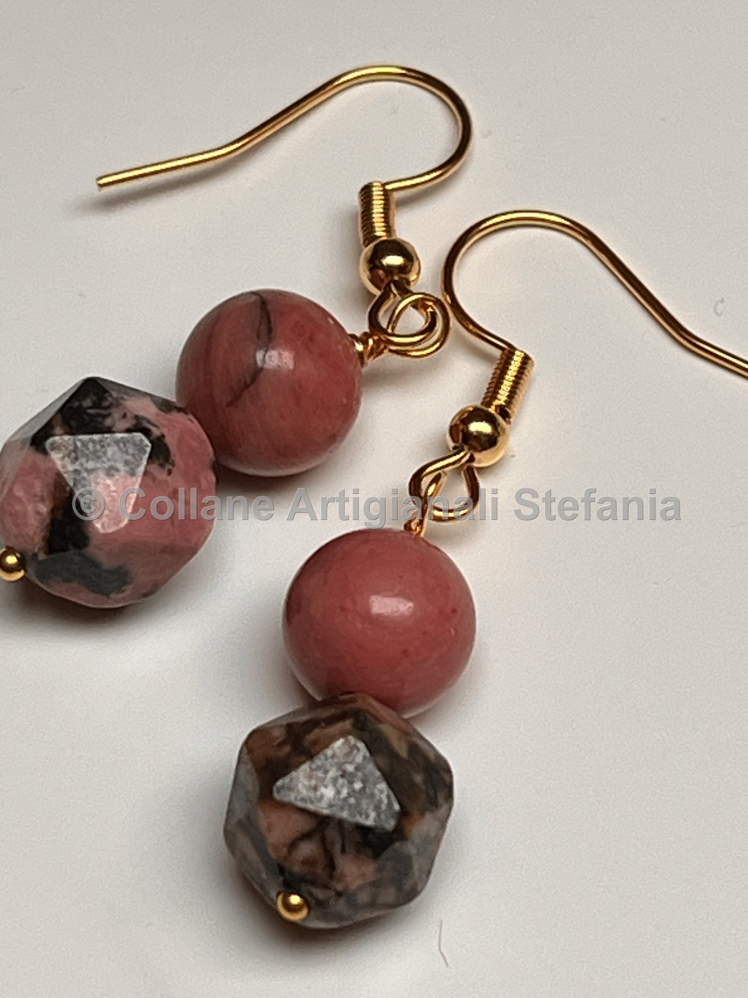 Collana e orecchini con pietre dure di Rodonite di qualità.