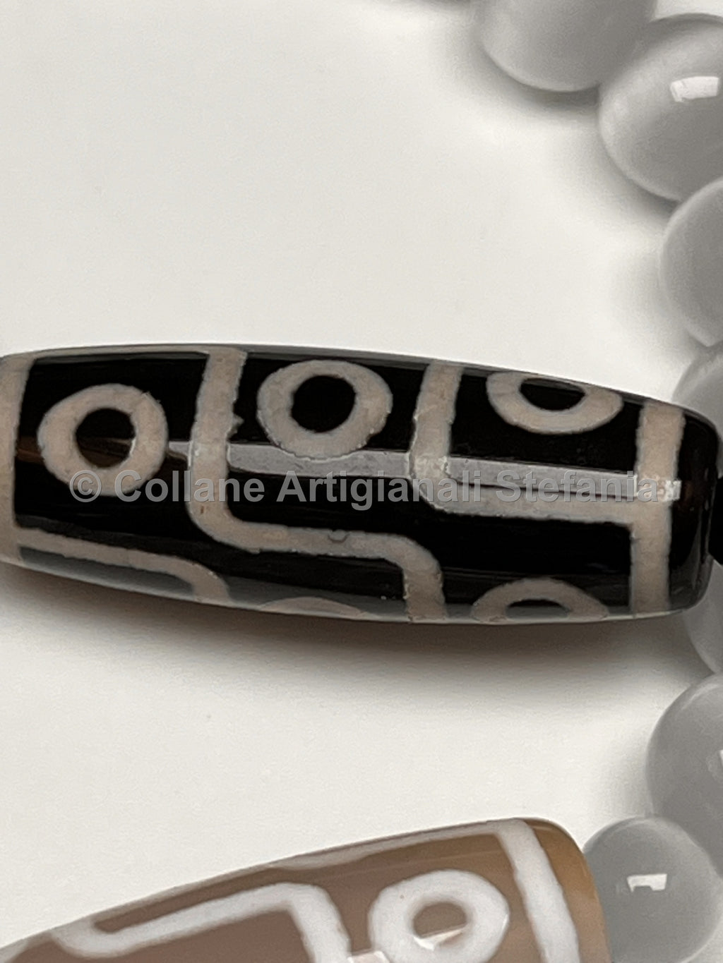 Braccialetto elastico con pietre dure di Agata e Agata Tibetana.