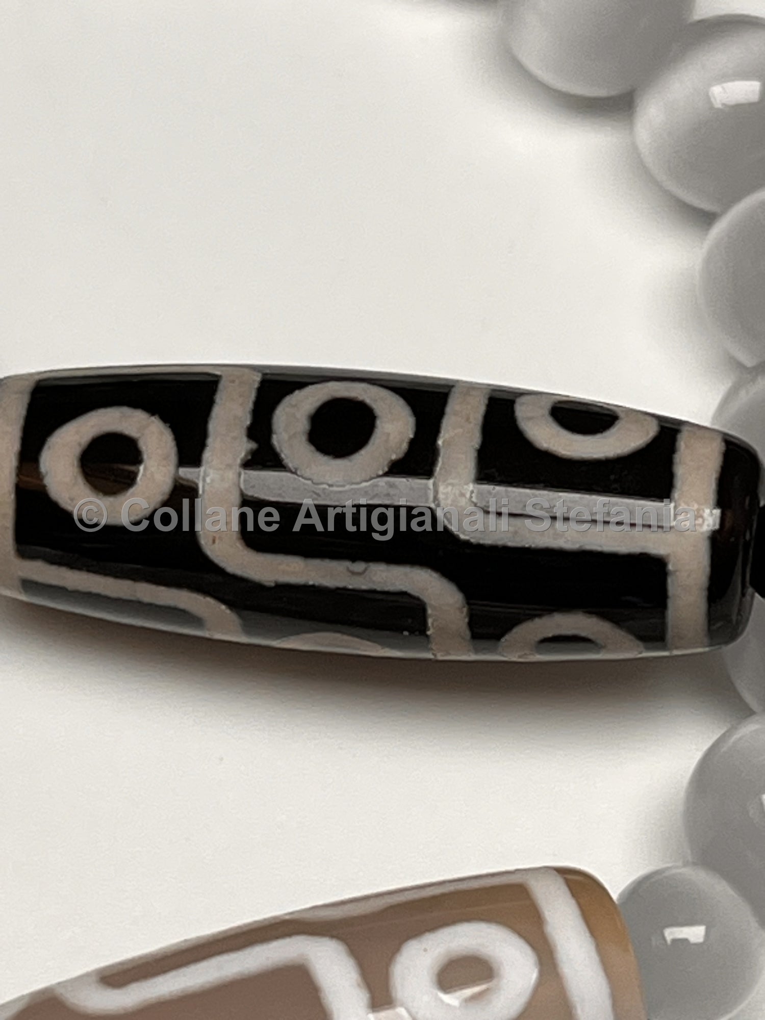 Braccialetto elastico con pietre dure di Agata e Agata Tibetana.