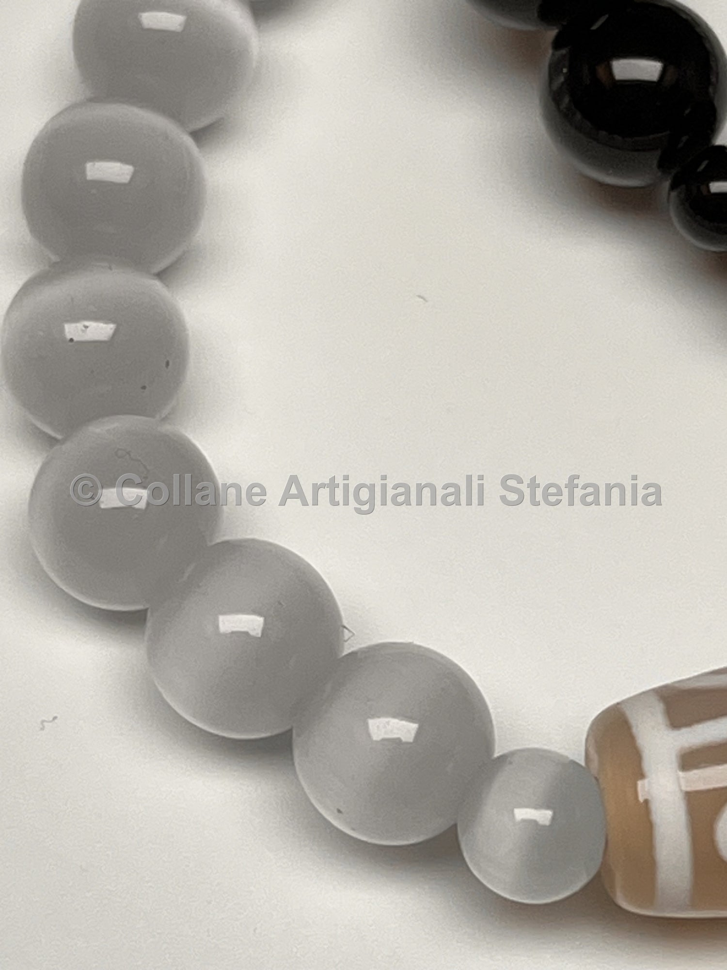 Braccialetto elastico con pietre dure di Agata e Agata Tibetana.