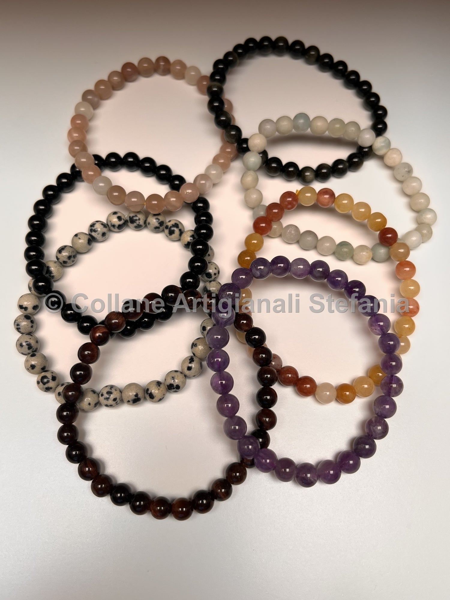 Braccialetti elastici con pietre dure naturali.
