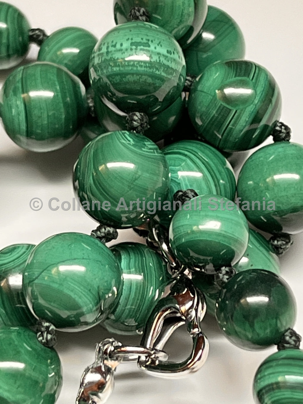 Collana con pietre dure di Malachite di ottima qualità.