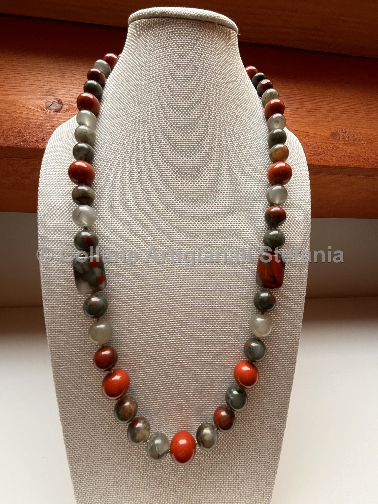 Collana con pietre dure di Diaspro rosso e sanguigno.