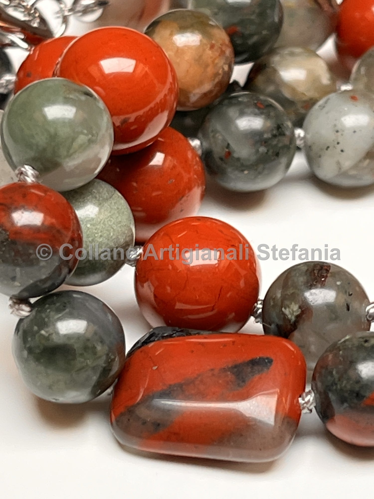 Collana con pietre dure di Diaspro rosso e sanguigno.
