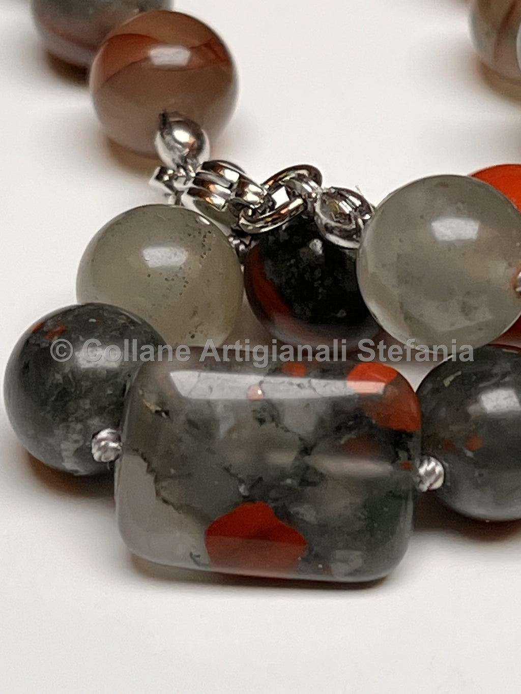 Collana con pietre dure di Diaspro rosso e sanguigno.