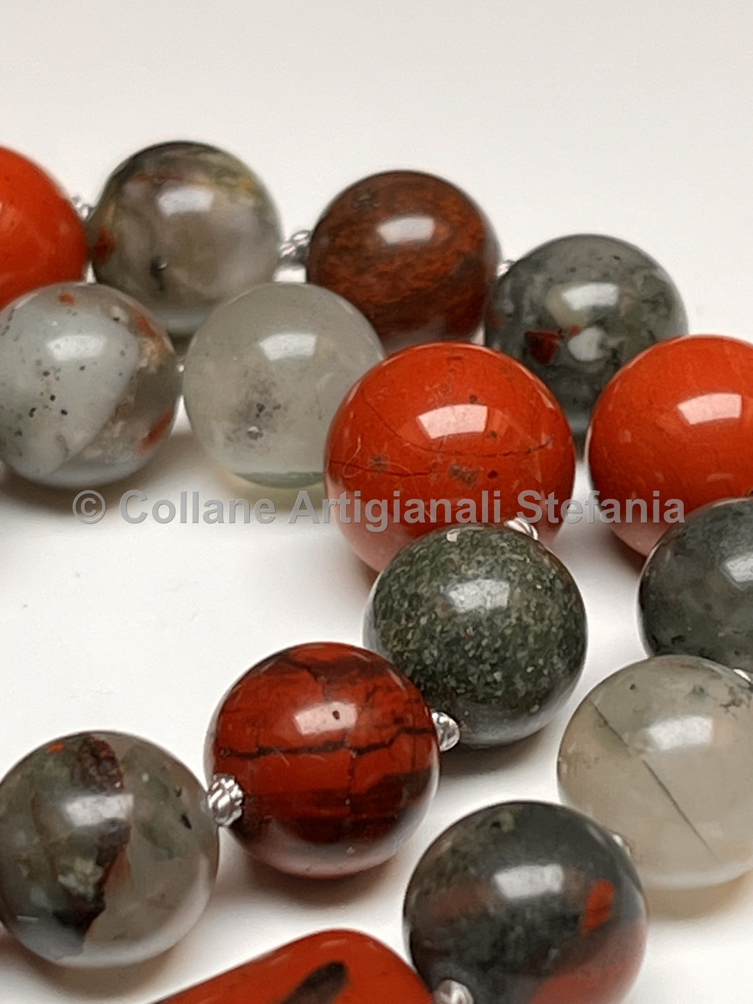 Collana con pietre dure di Diaspro rosso e sanguigno.