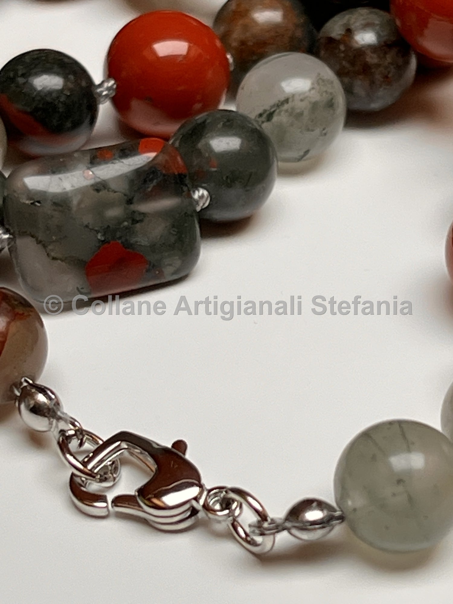 Collana con pietre dure di Diaspro rosso e sanguigno.