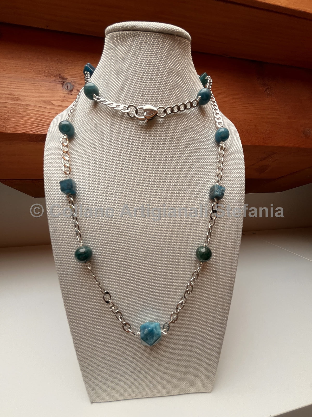 Collana con catenella e pietre dure di Apatite