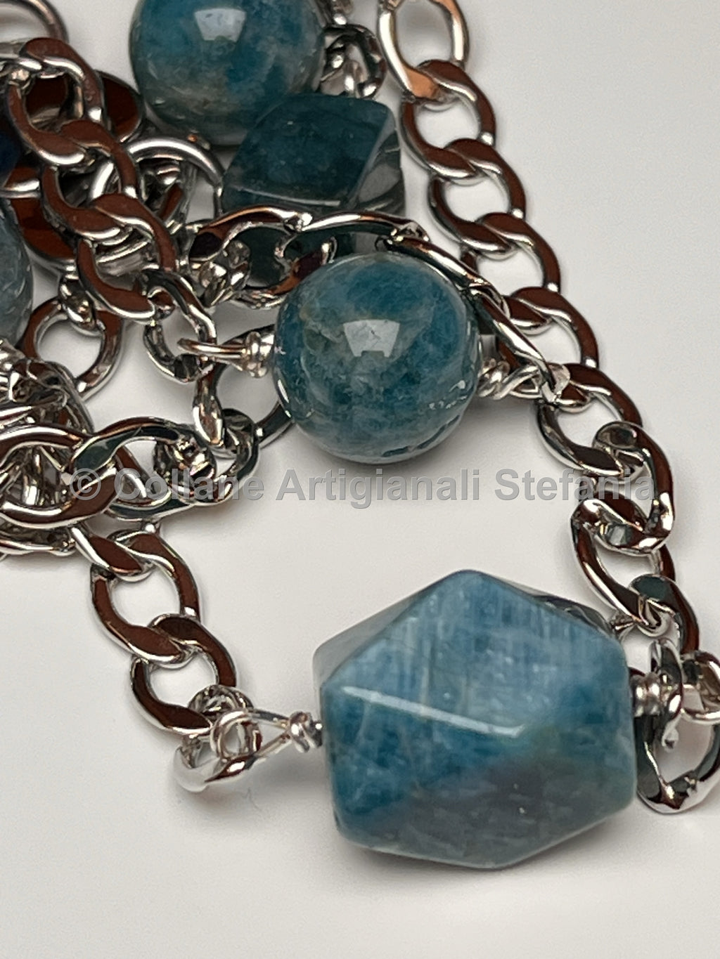 Collana con catenella e pietre dure di Apatite