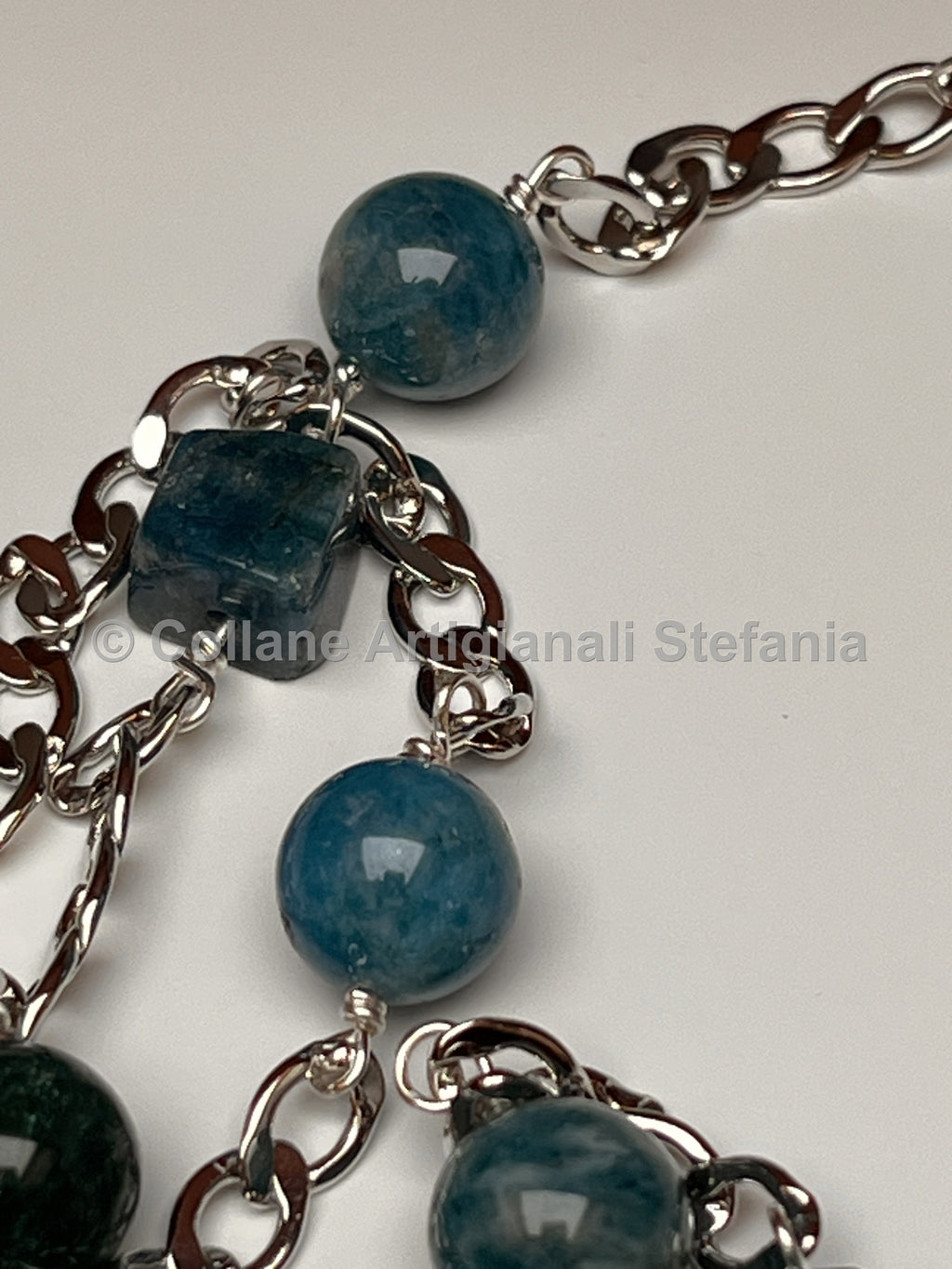 Collana con catenella e pietre dure di Apatite