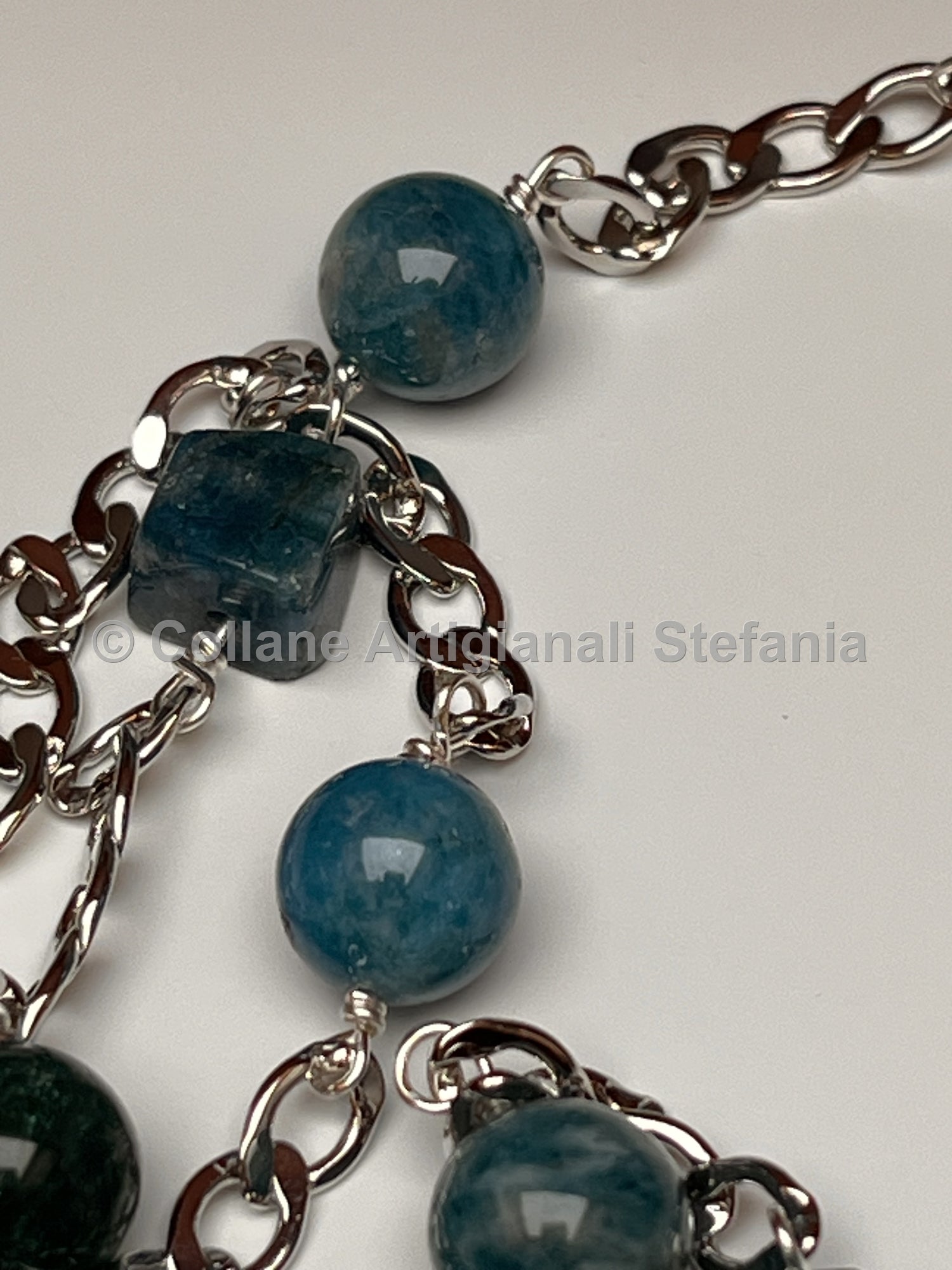 Collana con catenella e pietre dure di Apatite