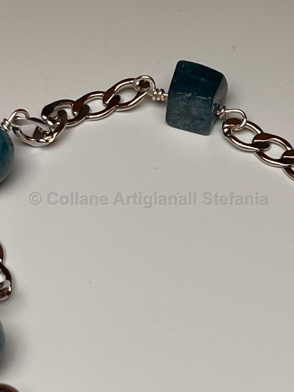 Collana con catenella e pietre dure di Apatite