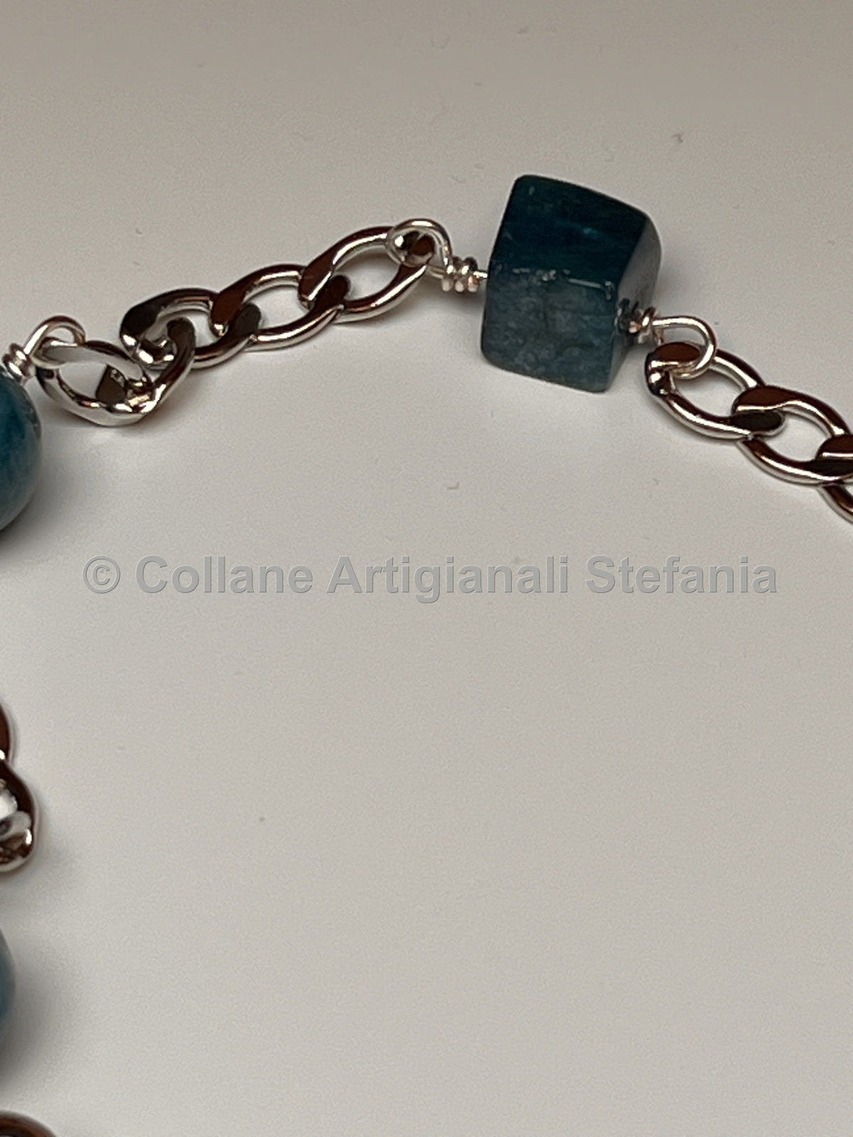 Collana con catenella e pietre dure di Apatite