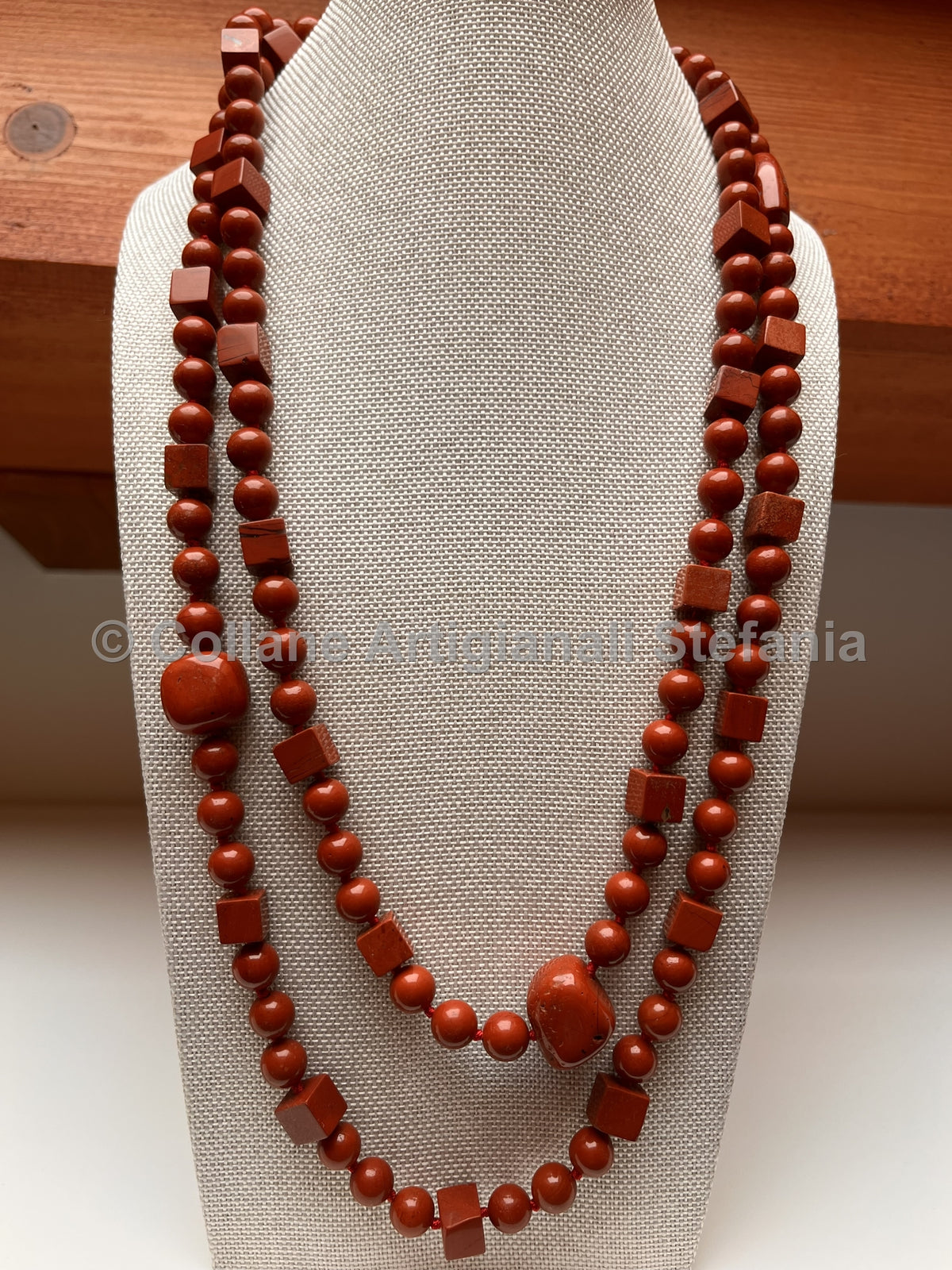 Collana con pietre dure di Diaspro rosso di alta qualità.