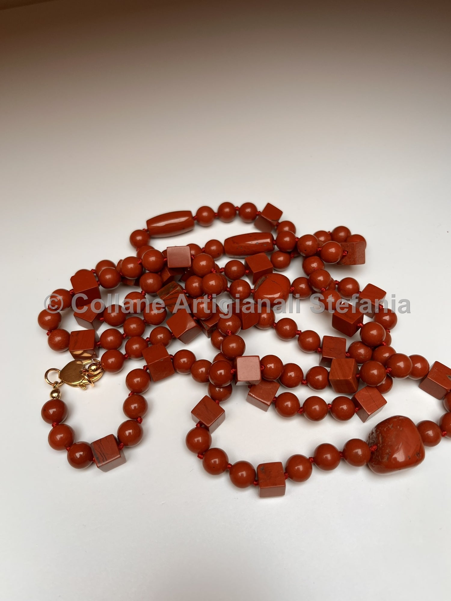 Collana con pietre dure di Diaspro rosso di alta qualità.
