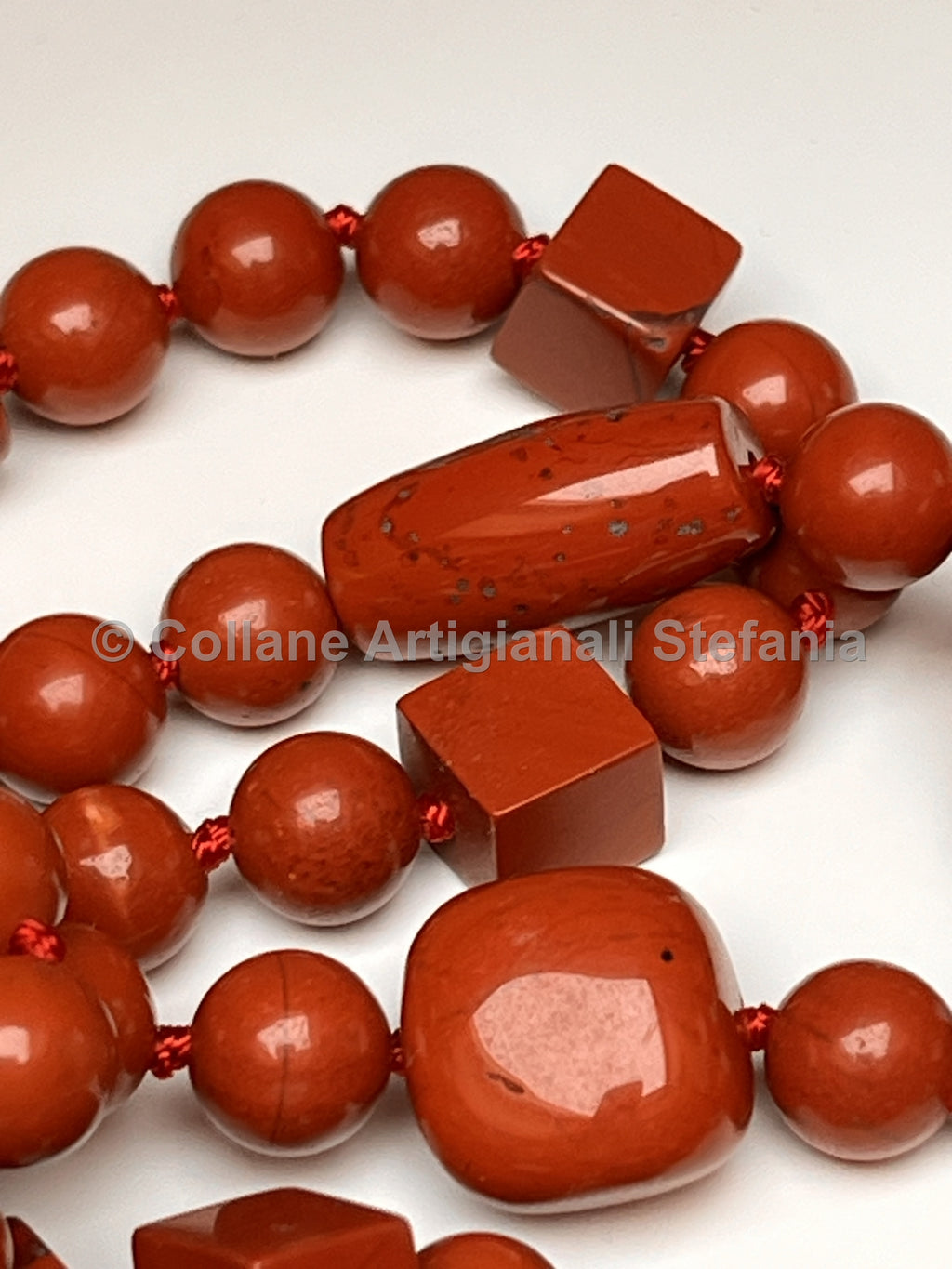 Collana con pietre dure di Diaspro rosso di alta qualità.