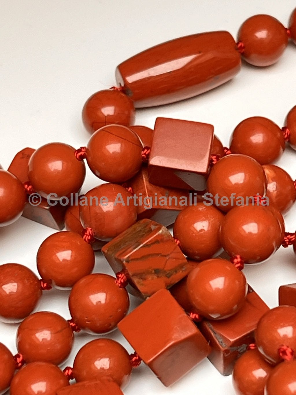 Collana con pietre dure di Diaspro rosso di alta qualità.