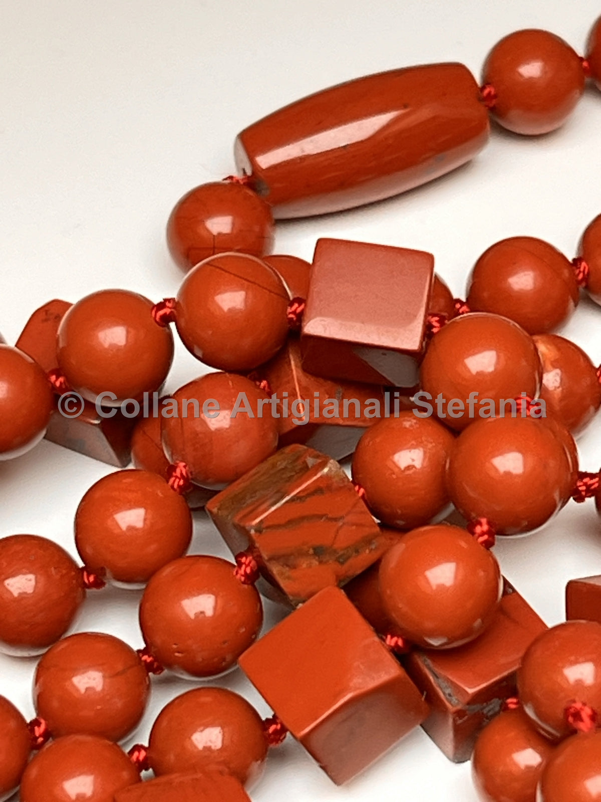 Collana con pietre dure di Diaspro rosso di alta qualità.