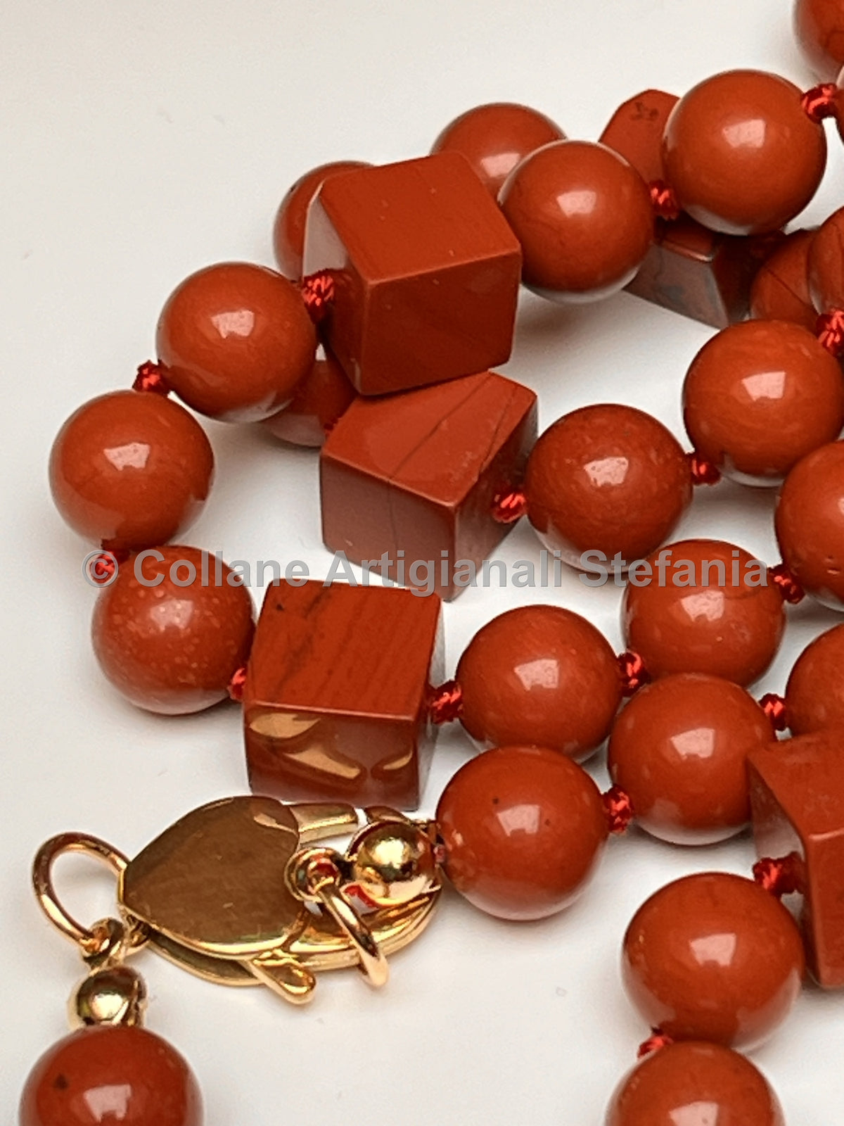 Collana con pietre dure di Diaspro rosso di alta qualità.