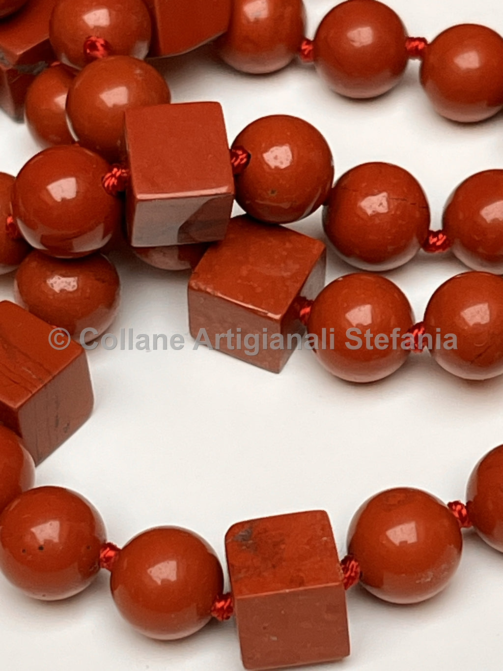 Collana con pietre dure di Diaspro rosso di alta qualità.