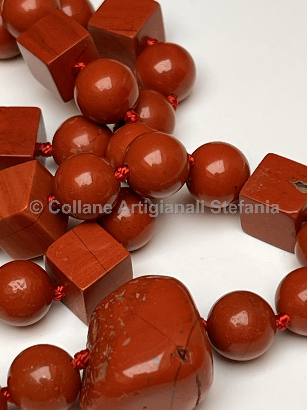 Collana con pietre dure di Diaspro rosso di alta qualità.