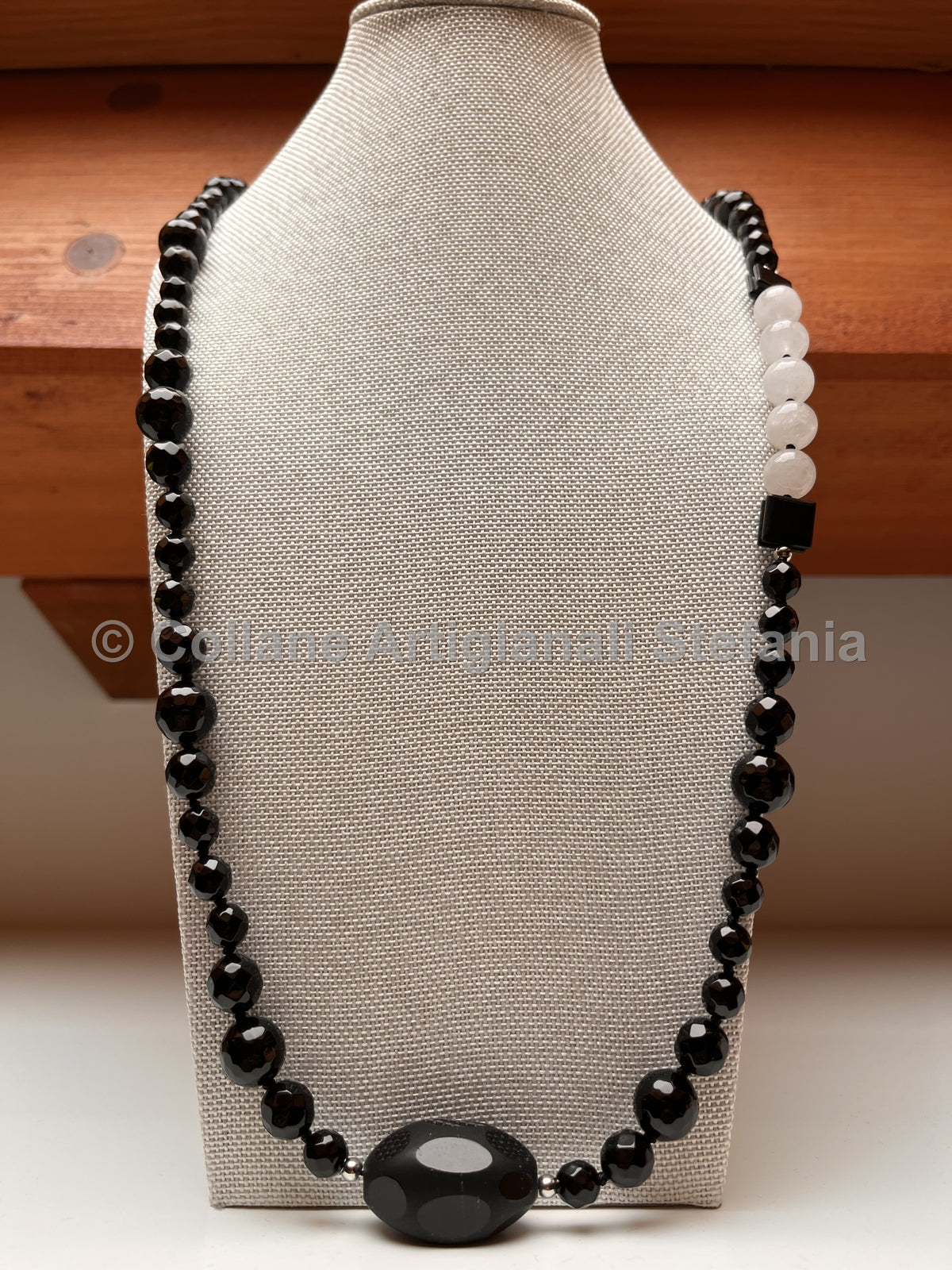 Collana lunga con Onice nero e Calcedonio bianco