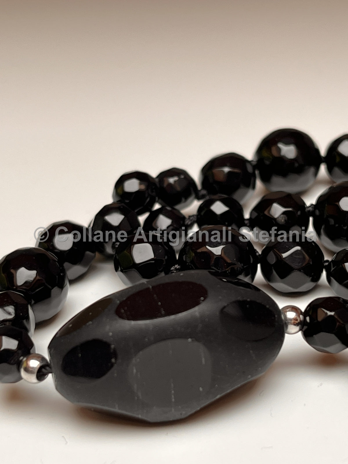 Collana lunga con Onice nero e Calcedonio bianco