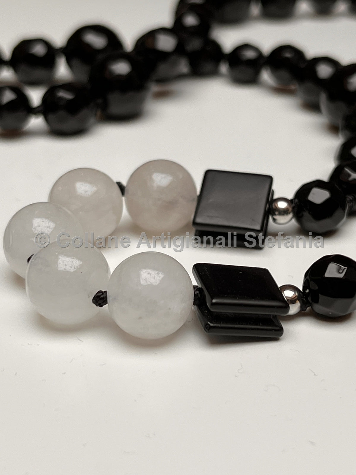 Collana lunga con Onice nero e Calcedonio bianco