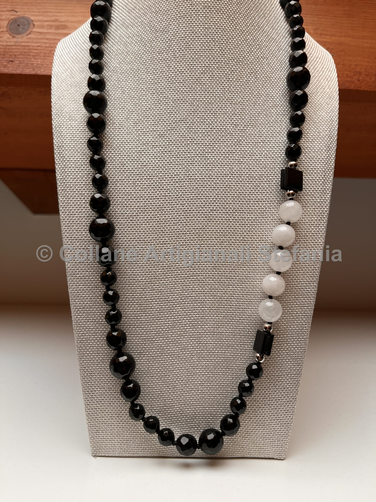 Collana artigianale in Onice nero e Calcedonio bianco.