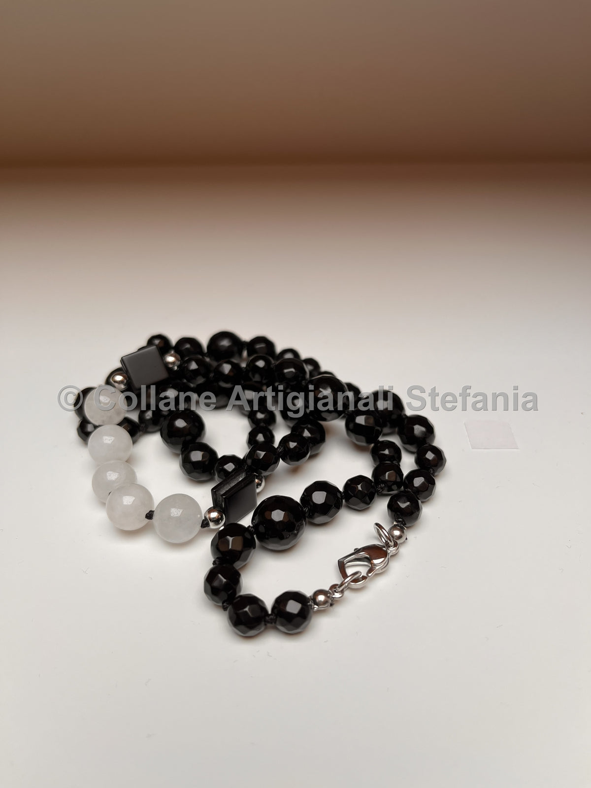 Collana artigianale in Onice nero e Calcedonio bianco.