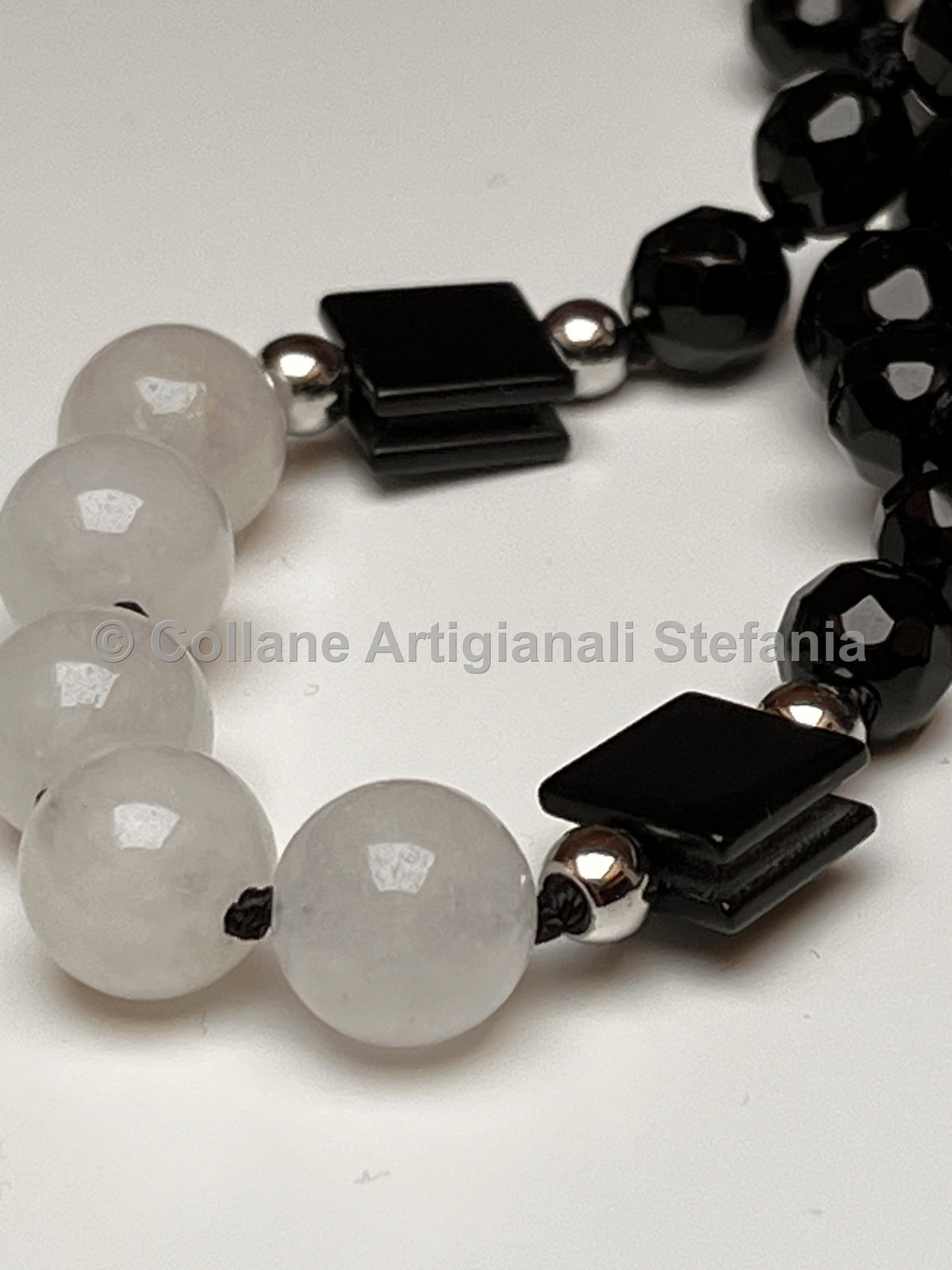 Collana artigianale in Onice nero e Calcedonio bianco.