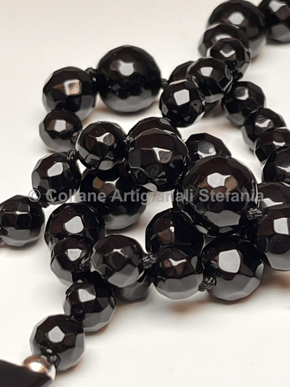 Collana artigianale in Onice nero e Calcedonio bianco.