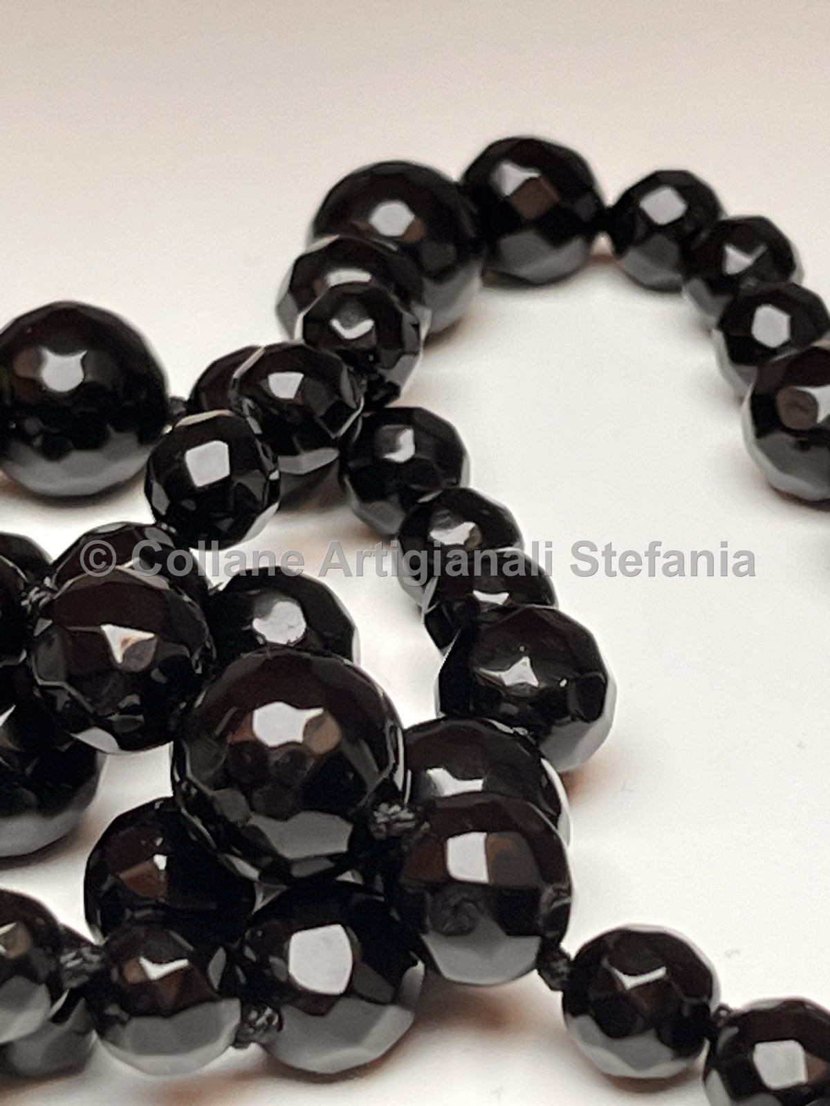 Collana artigianale in Onice nero e Calcedonio bianco.