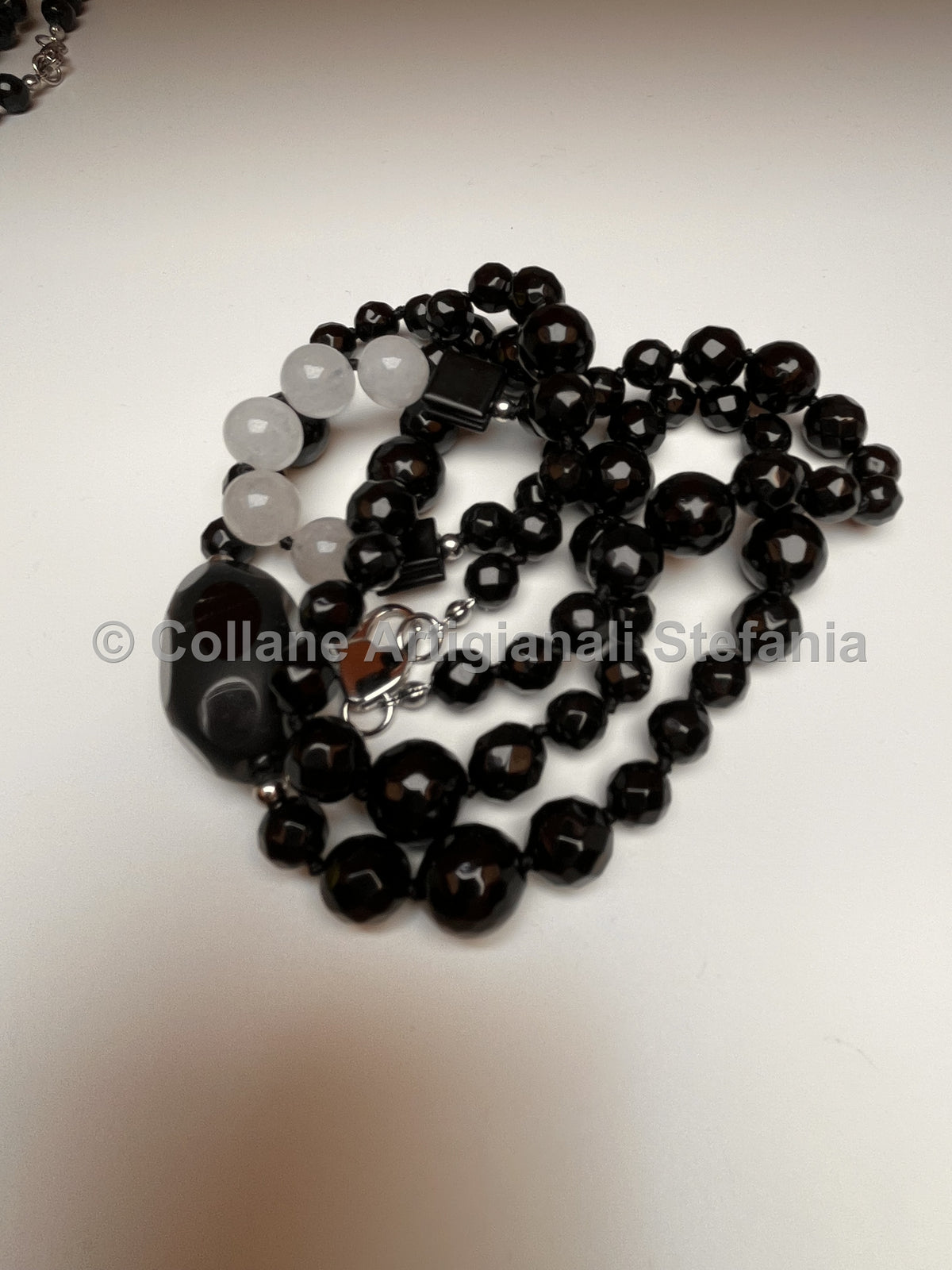 Collana lunga con Onice nero e Calcedonio bianco