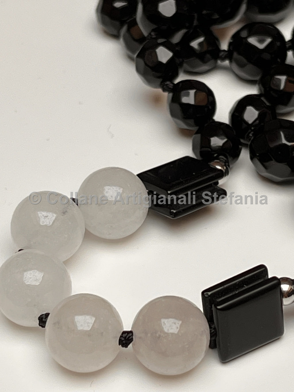 Collana lunga con Onice nero e Calcedonio bianco