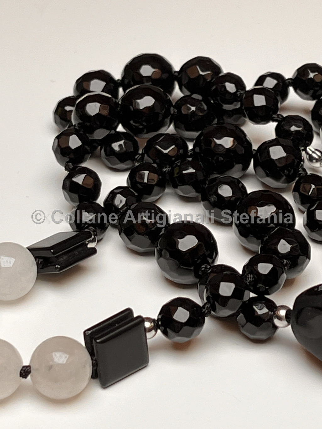 Collana lunga con Onice nero e Calcedonio bianco