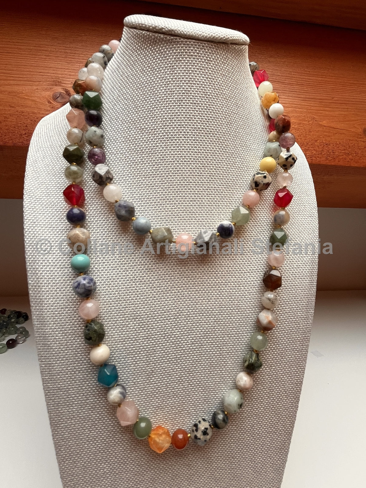 Collana artigianale con pietre miste di vari colori