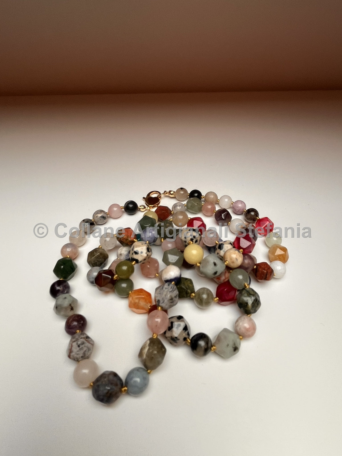 Collana artigianale con pietre miste di vari colori