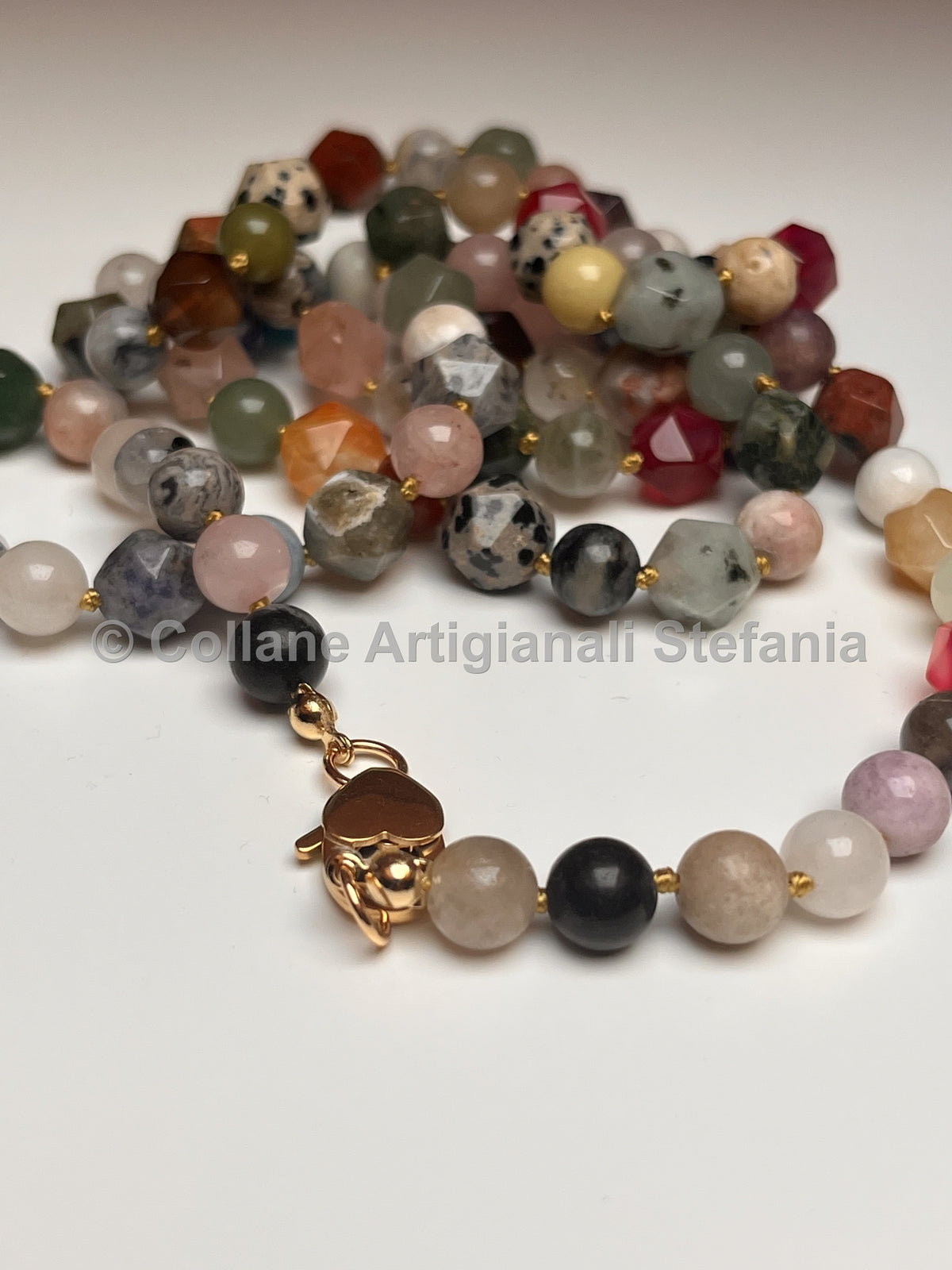 Collana artigianale con pietre miste di vari colori