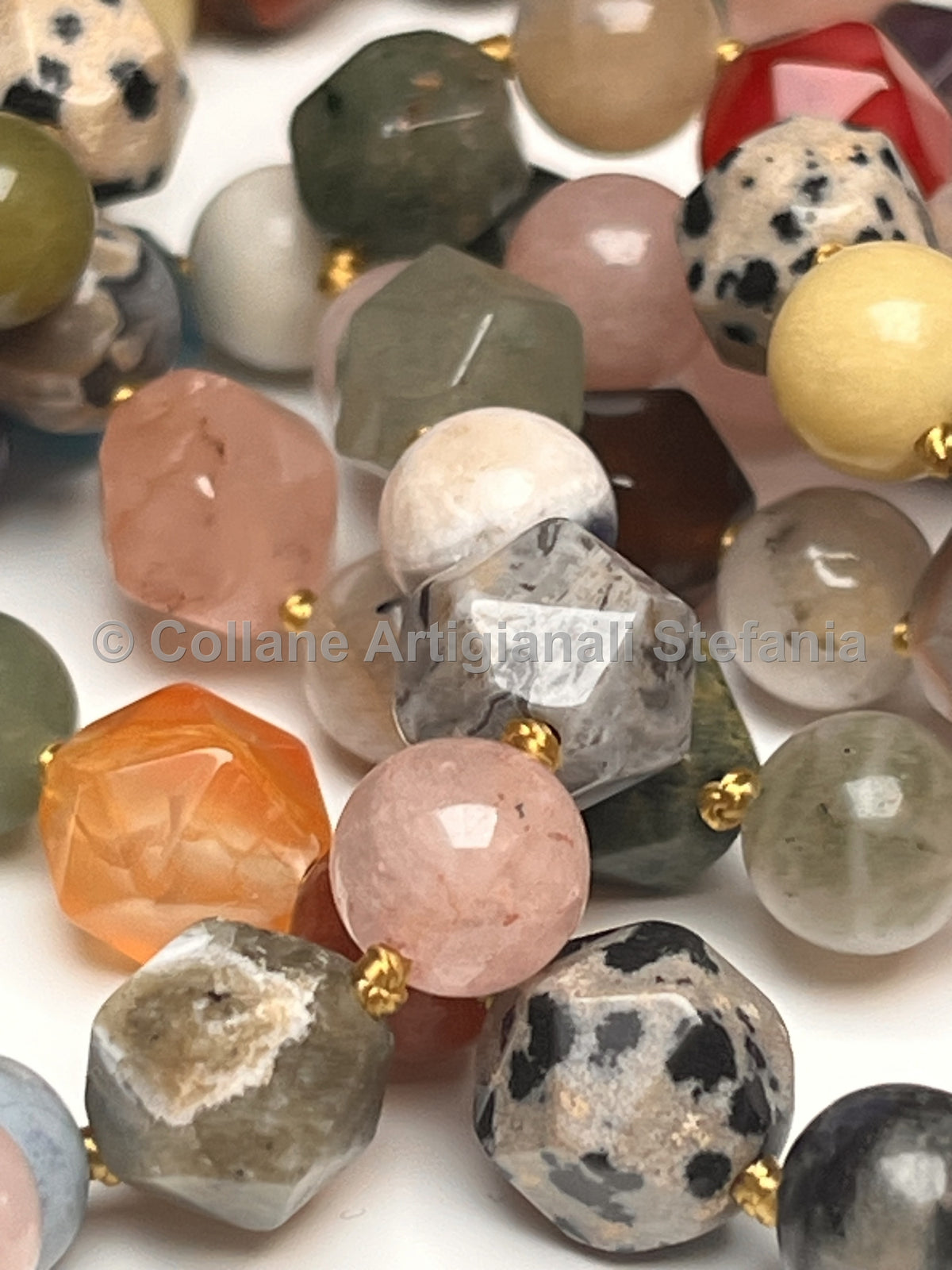 Collana artigianale con pietre miste di vari colori