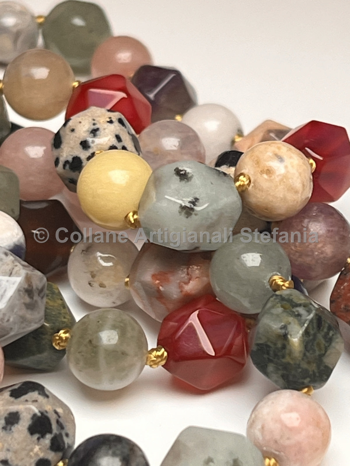 Collana artigianale con pietre miste di vari colori