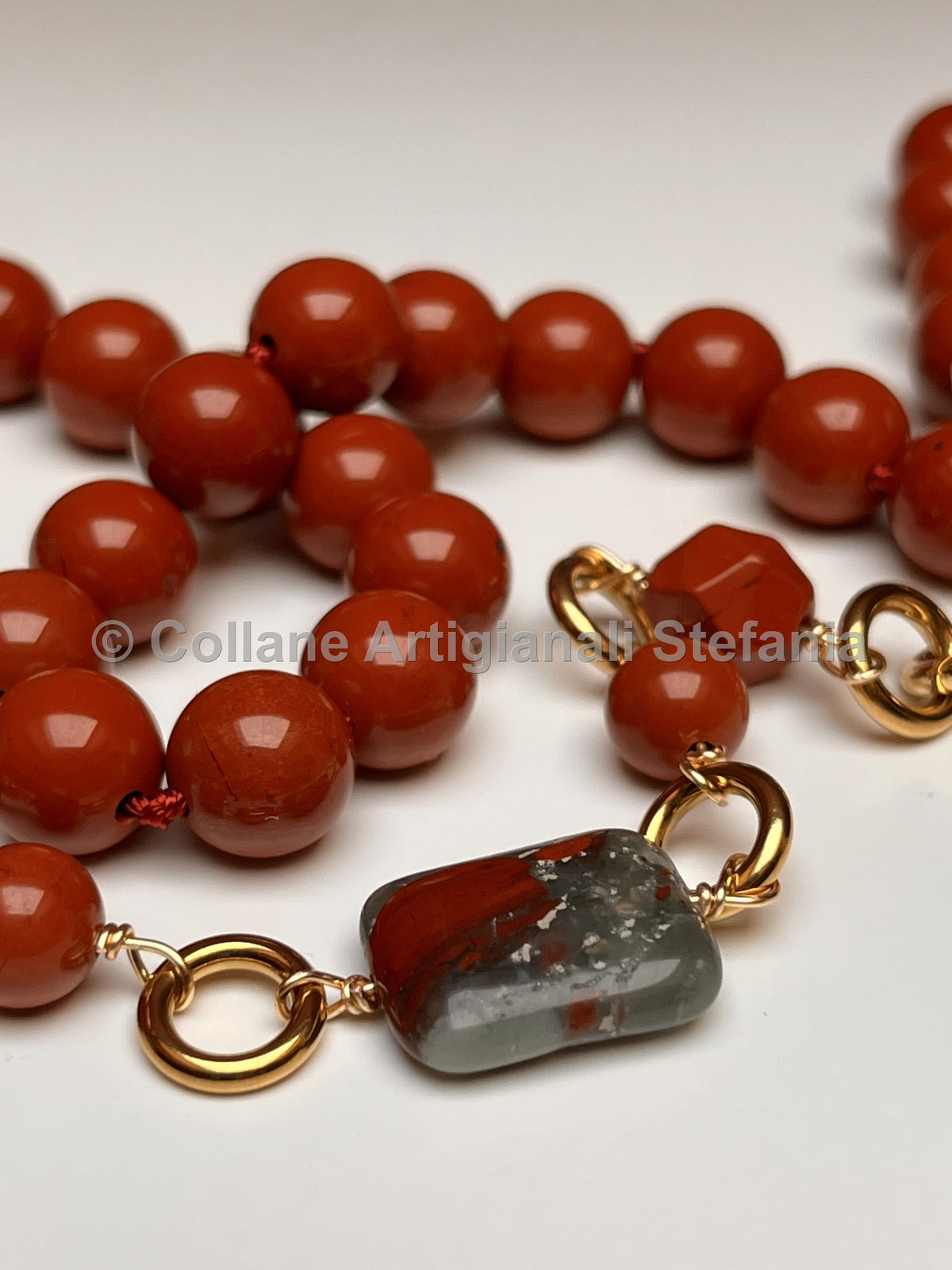 Collana Diaspro rosso e pietra rettangolare di Diaspro sanguigno, indossabile in due modi